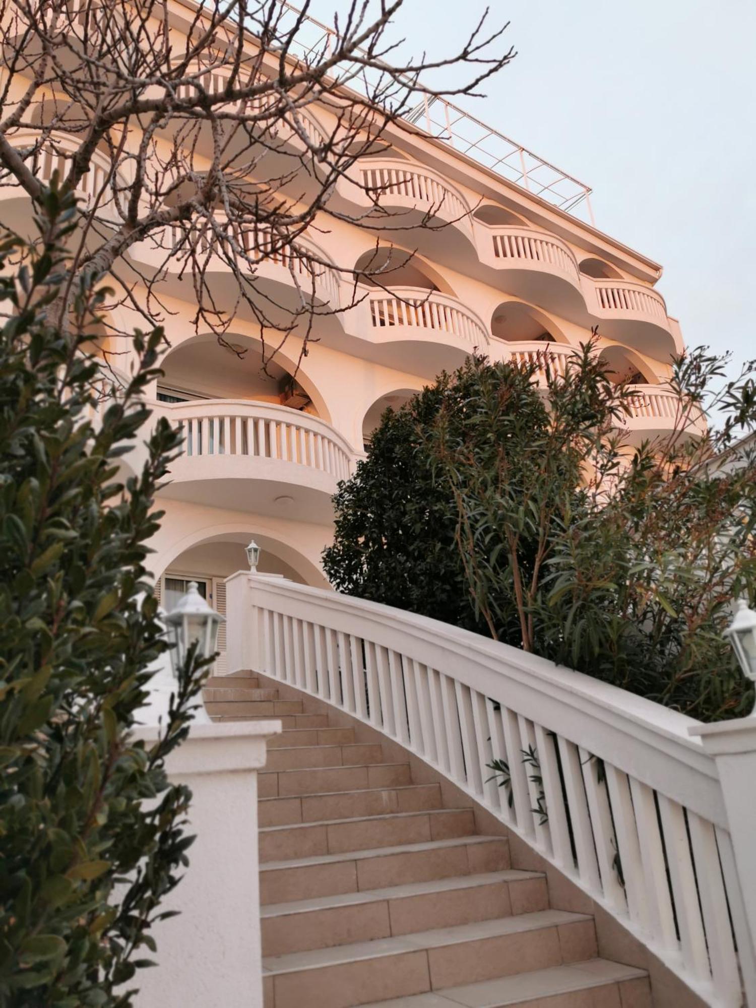 Villa Bellevue โนวีวีโนดอลสกี ภายนอก รูปภาพ